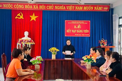 Chi bộ trường Mầm non Phổ Châu tổ chức lễ kết nạp đảng viên mới cho 02 đồng chí Nguyễn Thị Hương Lúa và Nguyễn Thị Thu Hiếu