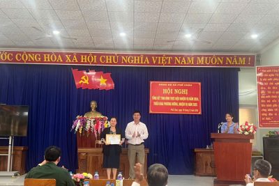 Trong hội nghị tổng kết của Đảng Uỷ Phổ Châu năm 2024, chúc mừng Chi bộ trường Mầm non Phổ Châu và 03 đồng chí được khen tặng giấy khen hoàn thành xuất sắc nhiệm vụ