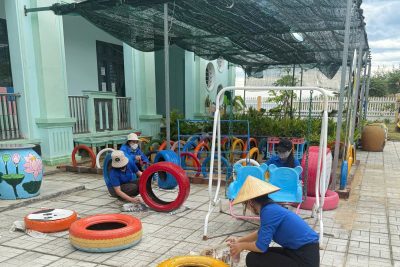 Chi đoàn thanh niên trường Mầm non Phổ Châu góp sức xây dựng môi trường học thân thiện, không gian ngoài trời thêm sắc màu từ bàn tay đoàn viên.