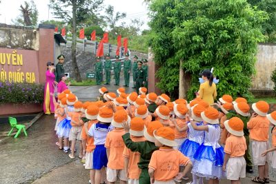 Hoạt động trải nghiệm của các cháu Mẫu giáo trường Mầm Non Phổ Châu nhân ngày thành lập Quân đội nhân dân Việt Nam ngày 22/12/1944-22/12/2023 tại đồn biên phòng 304 Sa Huỳnh.