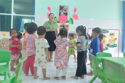 Hoạt động tạo hình: Làm lồng đèn của lớp Mẫu giáo bé B