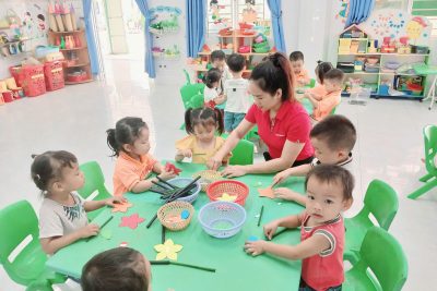 Hoạt động tạo hình: Làm hoa tặng mẹ của lớp Mẫu giáo bé A