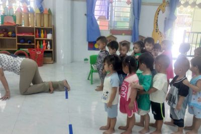 Lớp Nhà trẻ trong giờ học “Bò theo hướng thẳng có mang vật trên lưng”