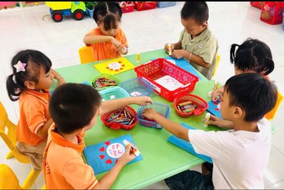Hoạt động học tạo hình: làm thiệp tặng mẹ nhân ngày 20/10 của lớp Mẫu giáo lớn B