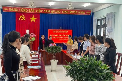 Trang nghiêm lễ kết nạp đảng viên trong sinh hoạt Chi bộ tháng 02/2026