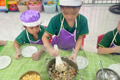 TRẢI NGHIỆM THÚ VỊ: BÉ LỚP MGL A CÙNG NHAU LÀM CƠM NẮM